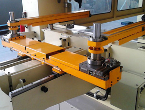  如何避免数控车床机械手发生损坏现象？